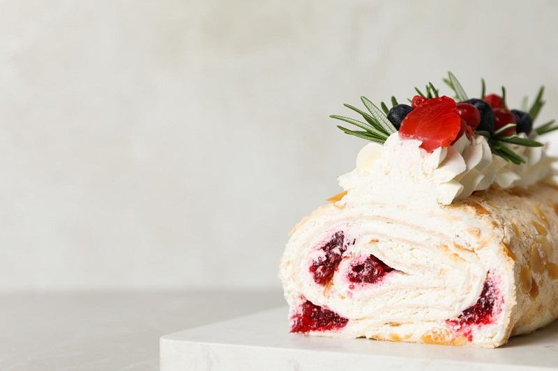 Reteta festiva de iarna: Rulada pufoasa cu crema de vanilie si fructe rosii – desertul perfect pentru sarbatorile de iarna